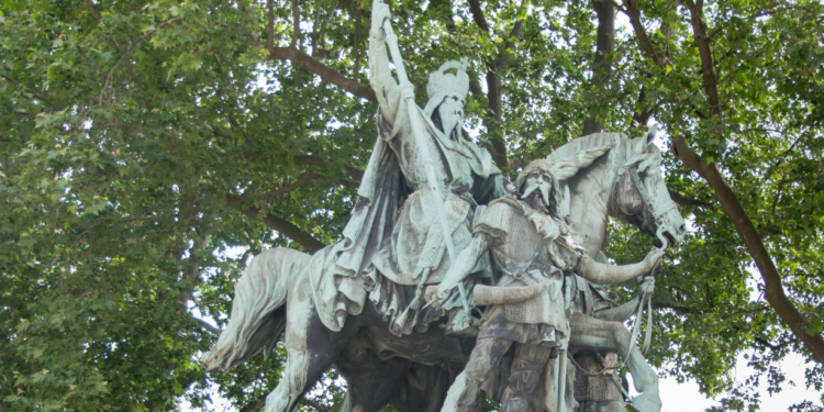 Pomnik Karola Wielkiego w otoczeniu przyrody