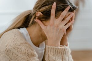 pacjent siedzi w jasnym pokoju, rozmawiając o mechanizmach syndromu sztokholmskiego.