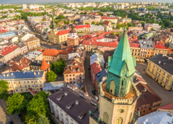 Zdjęcie przedstawia Zamek Lubelski, widoczny na tle błękitnego nieba.