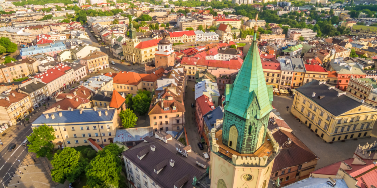 Zdjęcie przedstawia Zamek Lubelski, widoczny na tle błękitnego nieba.