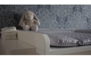 Zdrowy kręgosłup i bajkowy design – przewodnik po świecie łóżeczek dziecięcych i ich wyposażenia