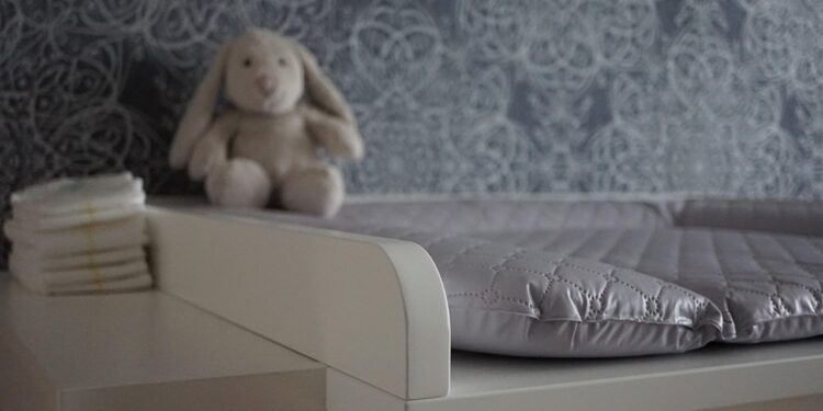 Zdrowy kręgosłup i bajkowy design – przewodnik po świecie łóżeczek dziecięcych i ich wyposażenia